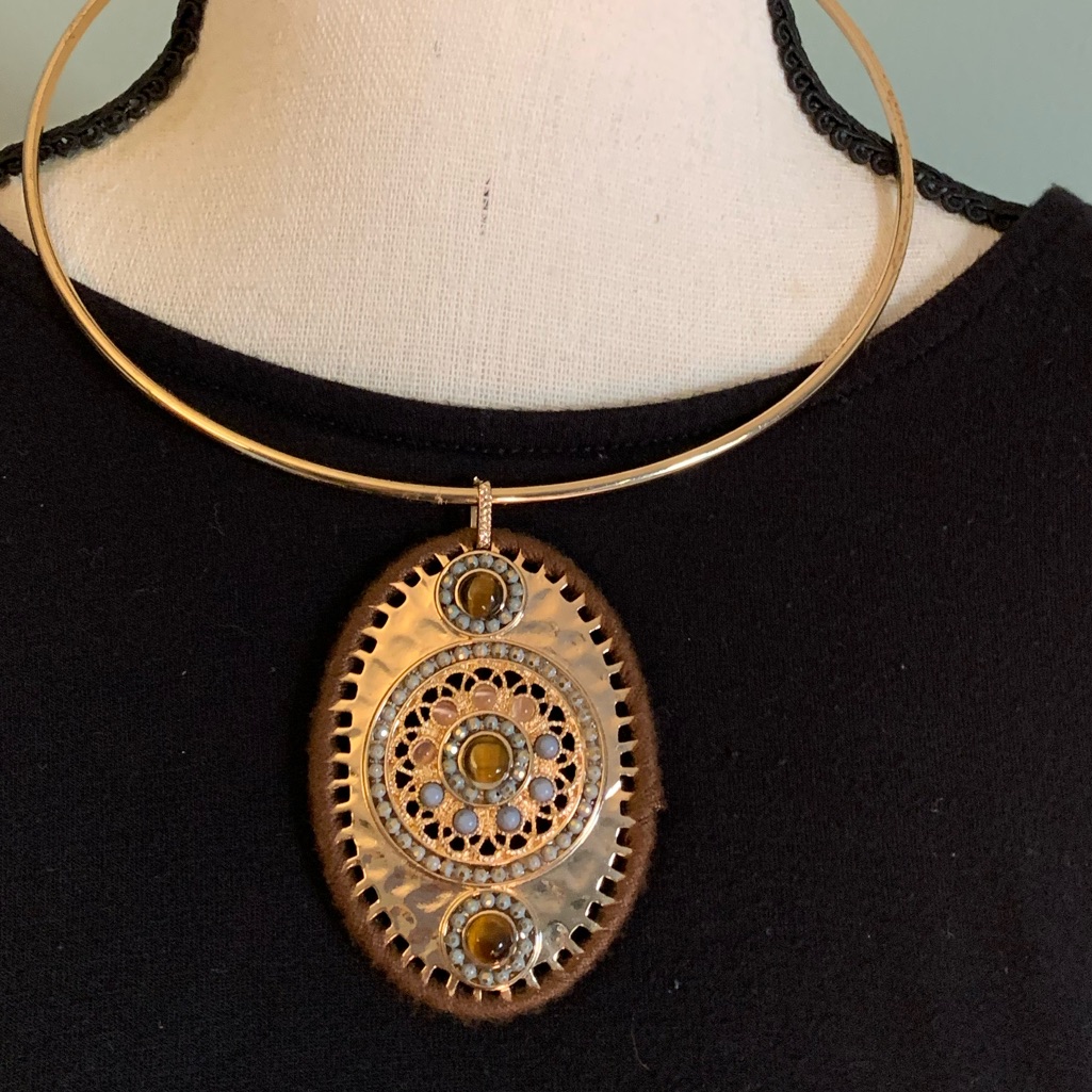 Boho Style C1946 Fun Choker, Gold Tone.